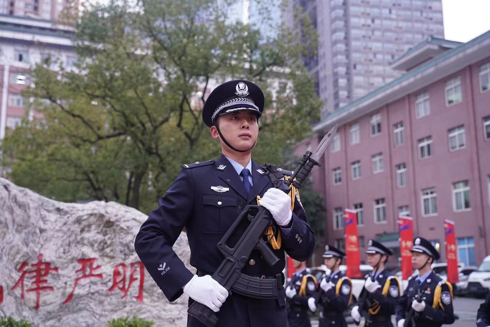 致敬人民警察向警旗敬礼长沙公安首次举行升警旗仪式
