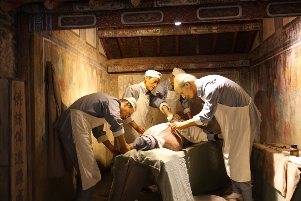 图为白求恩同志在为八路军伤员做手术。资料图片