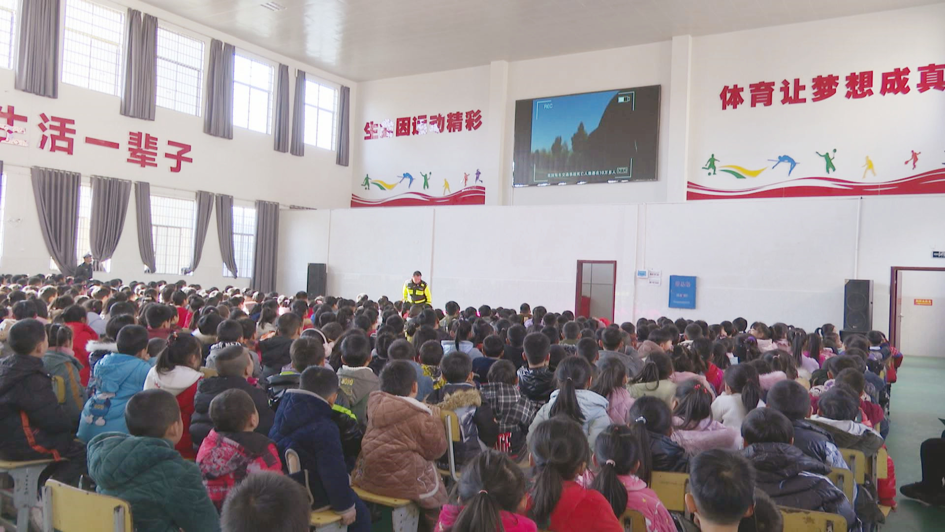 冷水江市交警大隊(duì)在誠(chéng)意學(xué)校開展交通安全知識(shí)講座