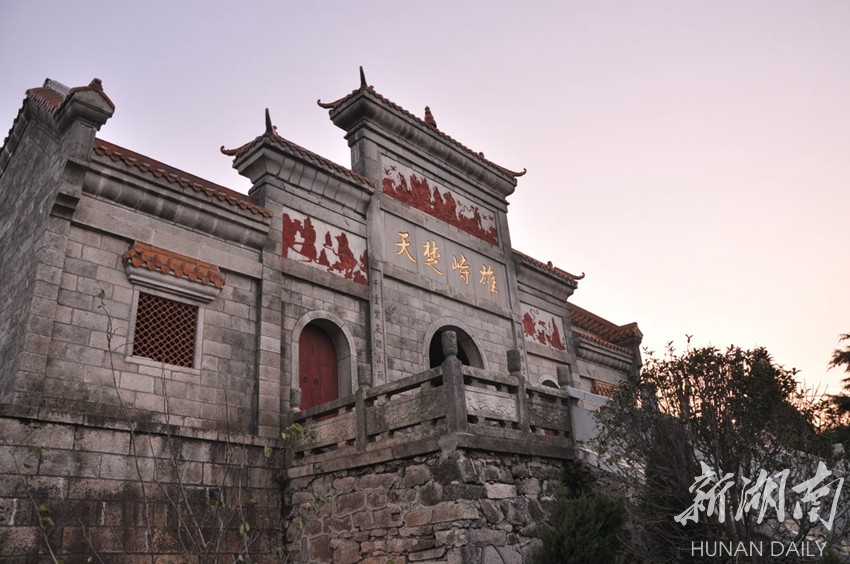 巍巍二十八廟,古為道家第二十五洞天,山頂修建祖師殿,相傳真武祖師親