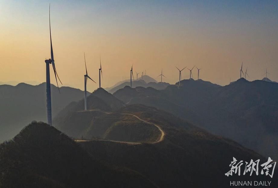 风电场成了罗溪的网红打卡地。辜鹏博 摄 风电场成了罗溪的网红打卡地。辜鹏博 摄