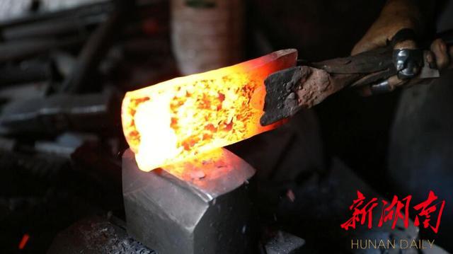 文化|江华：传统打铁匠的坚守 炉火人生 铁花相伴