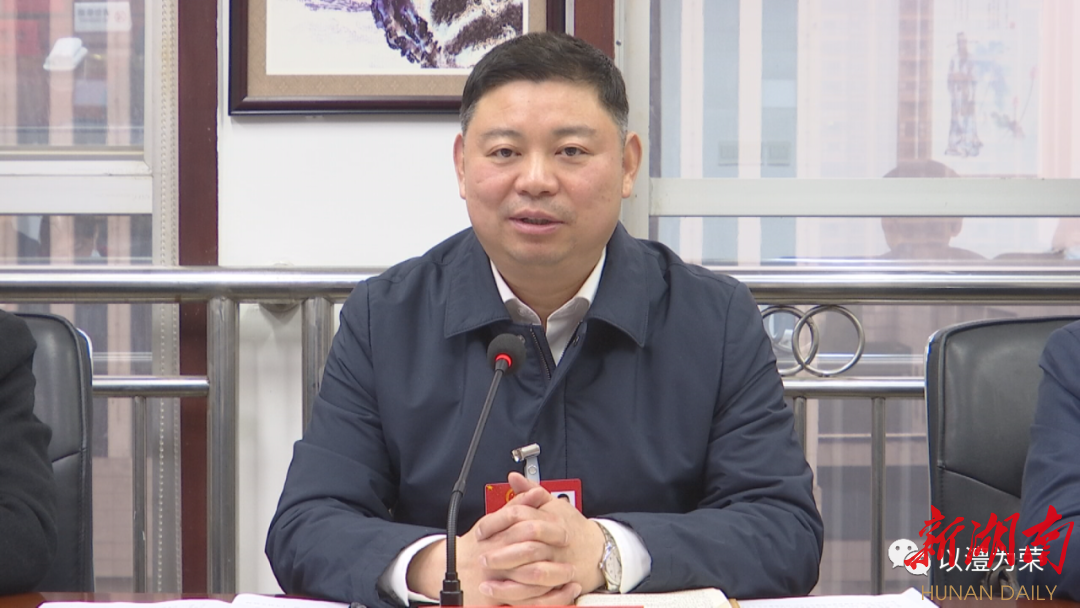 县十七届人大七次会议各代表团进行分组审议