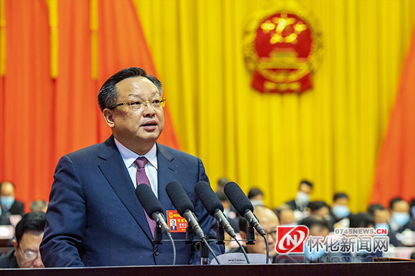 怀化市委副书记,市长雷绍业作政府工作报告(记者 潘雨 杨智伟 摄