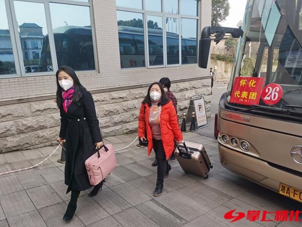 传递人民心声 共谋发展良策 怀化出席全省“两会”的代表委员抵达长沙 新湖南www.hunanabc.com