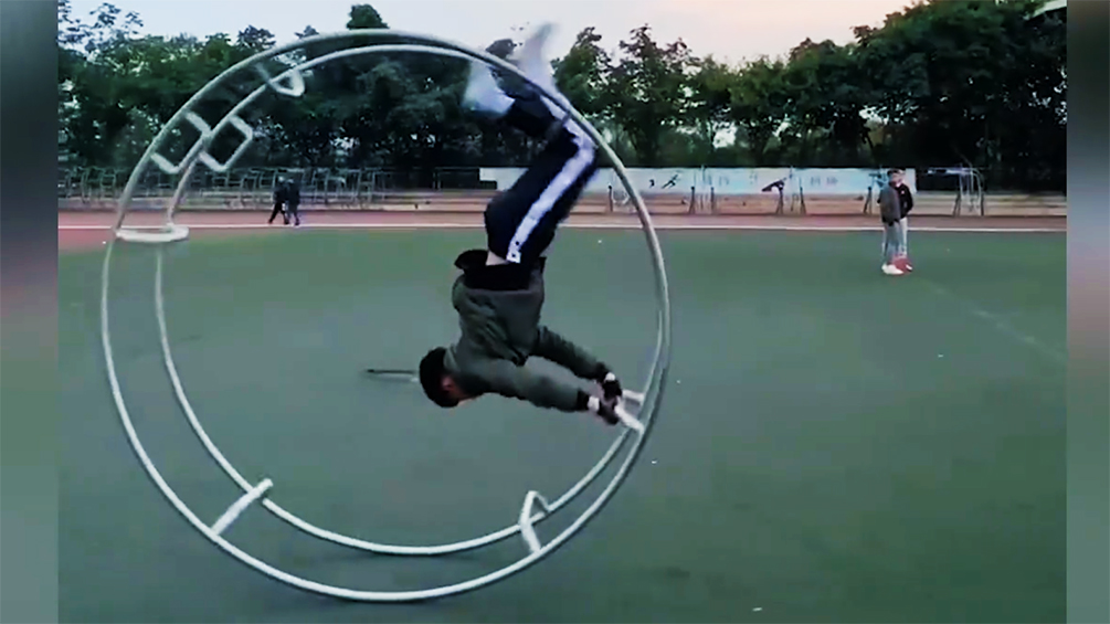 然而这背后是日复一日的抗眩晕训练:他们将身体嵌入巨大的训练器材,一