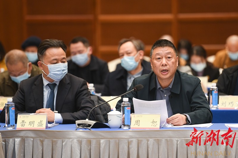 1月26日上午,周恕委员(右)在省政协联组讨论时就提升基层医疗卫生服务