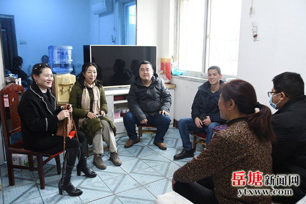 岳塘街道組織政協(xié)委員走訪慰問困難群眾