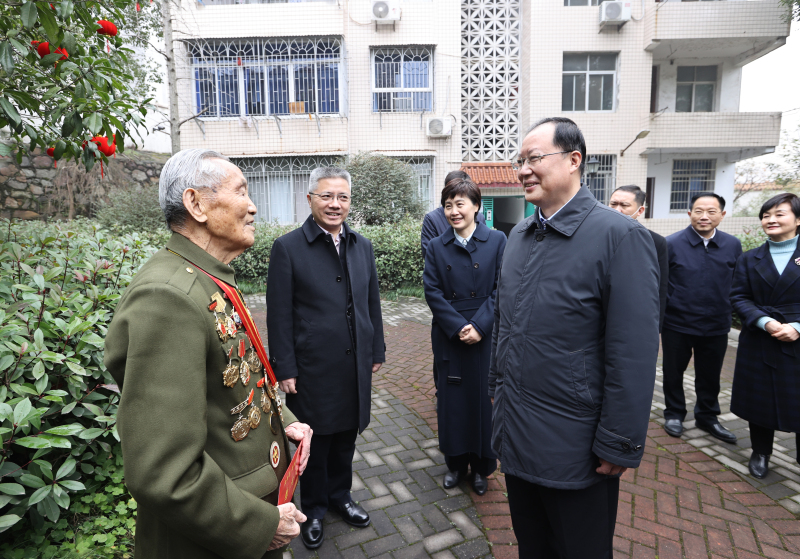 毛伟明在岳阳走访慰问：时刻把群众安危冷暖放在心上