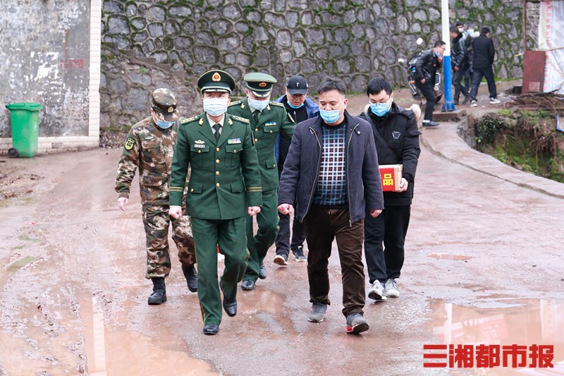 提着大米粮油等物资,武警怀化支队走访慰问"穷亲戚"-三湘都市报