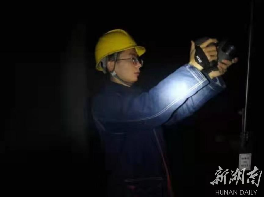 农历大年三十(2月11日)23时,变电检修公司工作人员李涛正对35kV谢林港变电站进行红外线测温。张鸿芬 摄 农历大年三十(2月11日)23时,变电检修公司工作人员李涛正对35kV谢林港变电站进行红外线测温。张鸿芬 摄