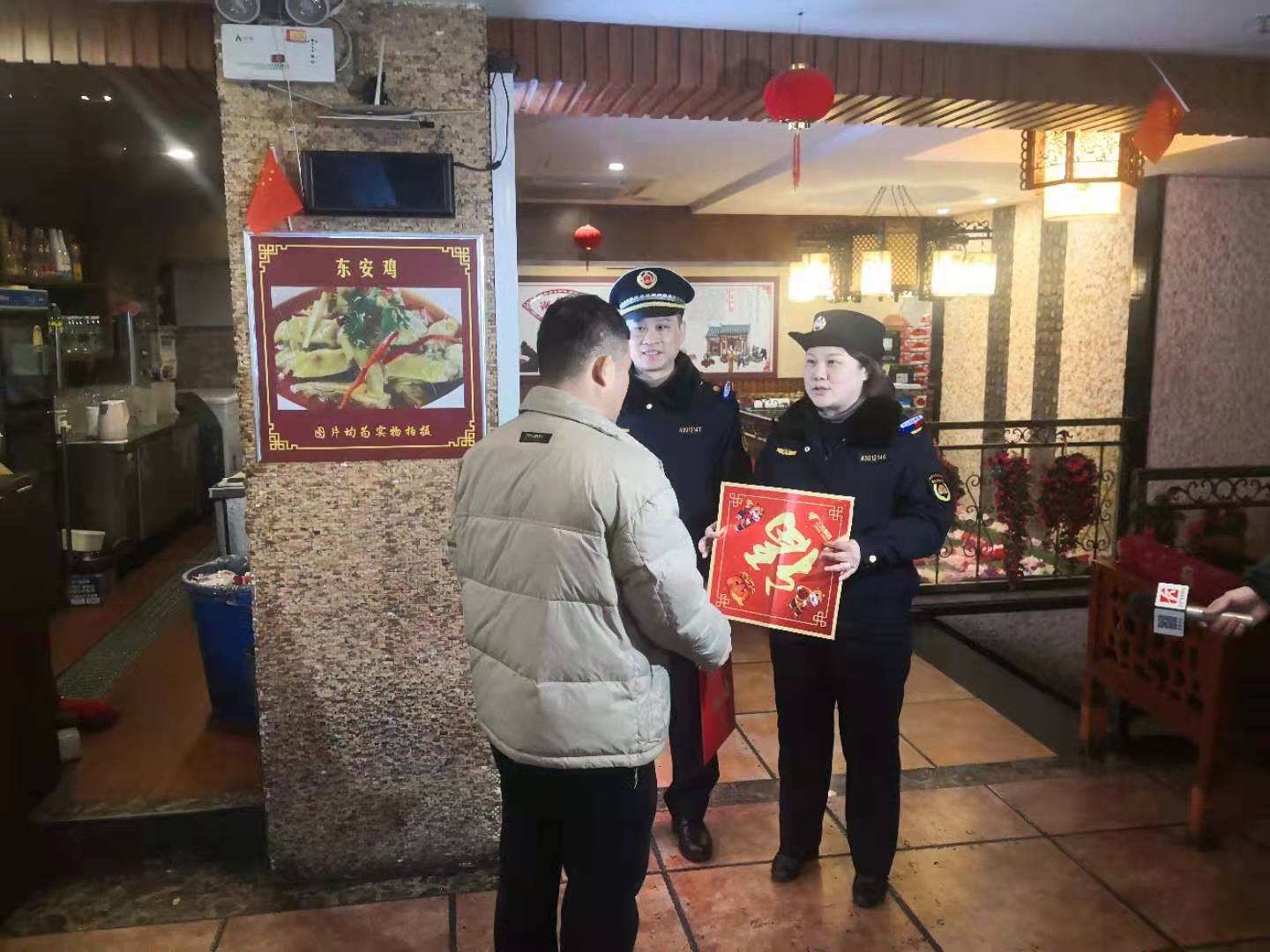 暖心！长沙天心城管坚守岗位为市民春节保驾护航