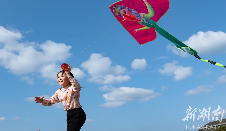 2月12日,通道侗族自治县县溪镇,小朋友在广场上放风筝.