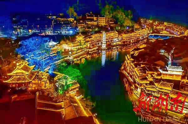 凤凰:春节假期旅游市场持续火爆 共接待游客28.35万人次