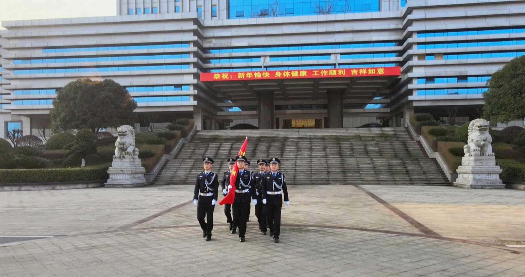 新春上班第一天，冷水江舉行升國(guó)旗儀式，市委書記向乾勇講話