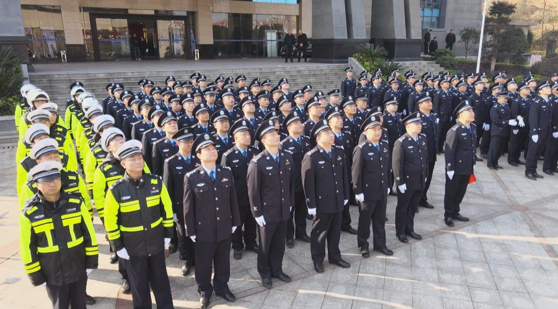 新年新氣象 冷水江市公安局舉行新年升警旗儀式