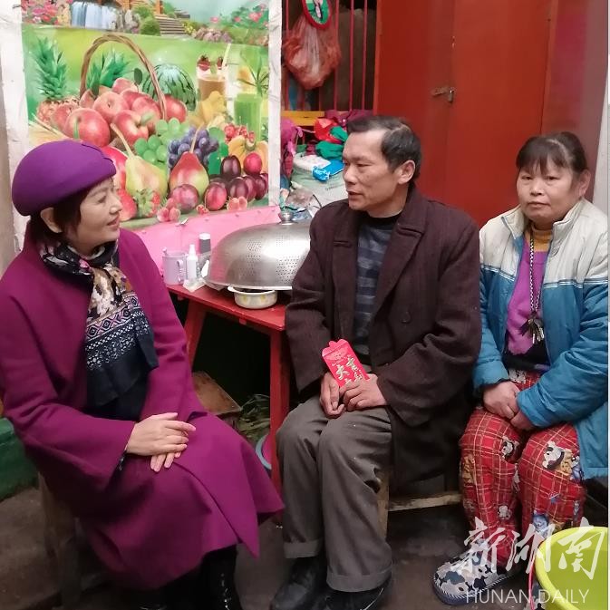 2021年2月8日,受陈汉强委托,益阳日报记者邓阳春(左)第三次来到益阳市资阳区新桥河镇残疾人家庭龚建明家看望慰问。 2021年2月8日,受陈汉强委托,益阳日报记者邓阳春(左)第三次来到益阳市资阳区新桥河镇残疾人家庭龚建明家看望慰问。