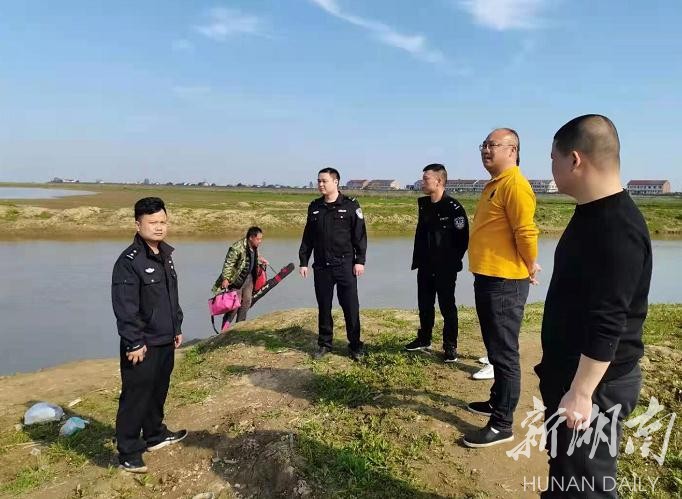 执法大队机关人员联合公安局特警大队在万子湖大湾水域查处违规垂钓 执法大队机关人员联合公安局特警大队在万子湖大湾水域查处违规垂钓