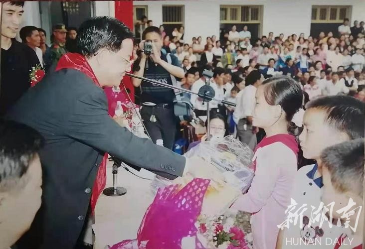 2002年9月,陈汉强(左)给茅园希望学校的孩子们颁发奖金和礼品。 2002年9月,陈汉强(左)给茅园希望学校的孩子们颁发奖金和礼品。
