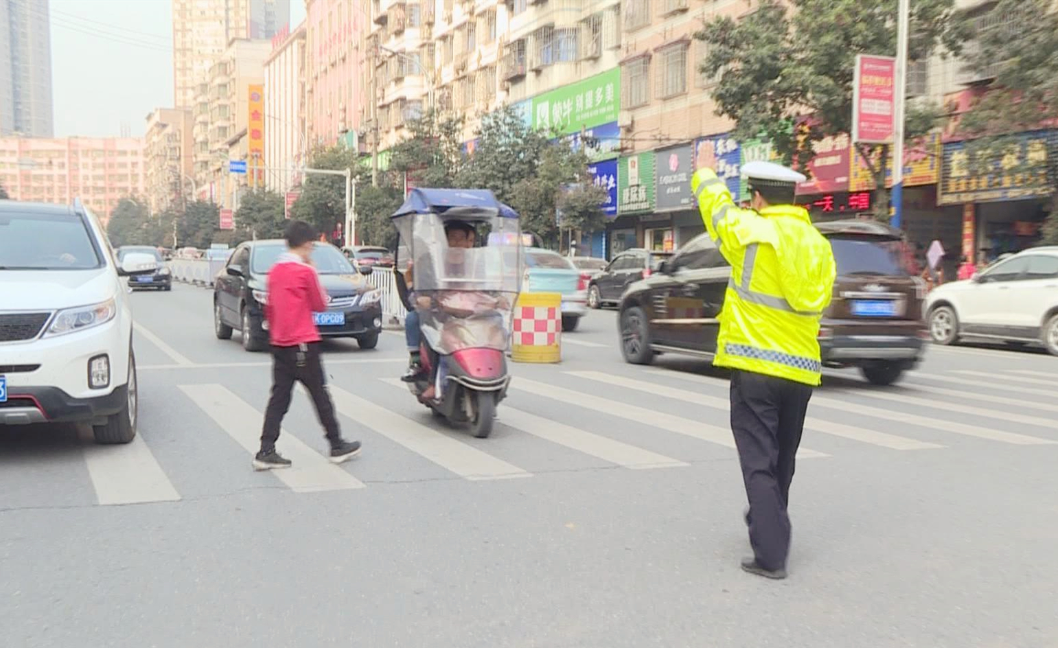 政法在線｜冷水江市交警大隊(duì)開展節(jié)后交通秩序整治行動(dòng)