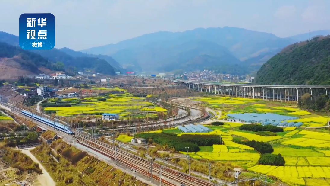 春天里沾着花香的高铁