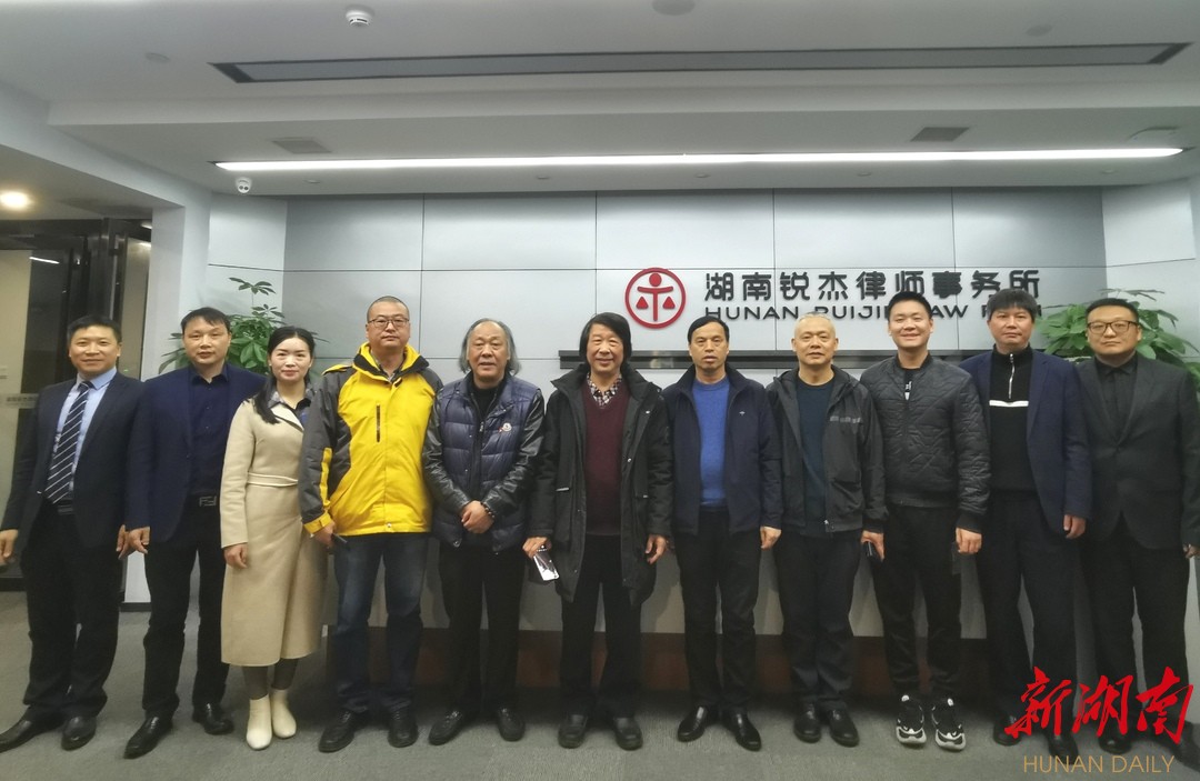 参加聘书签约仪式和座谈会的嘉宾合影 参加聘书签约仪式和座谈会的嘉宾合影