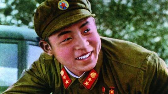 58年前，毛泽东给这个22岁的普通战士题词，他其实从未远离