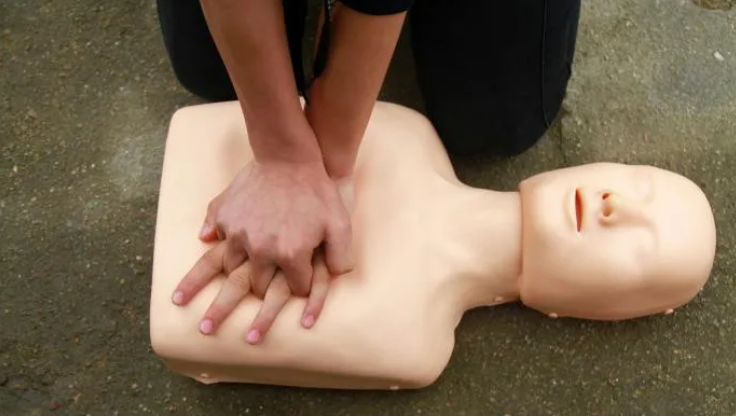 "建议驾照考试增加心肺复苏术(cpr)和自动体外除颤器(aed)的使用培训