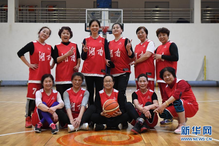长沙有一支年均60岁的“飞跃”女子篮球队