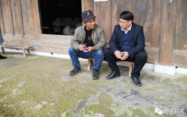 ▲谌孙武到结对帮扶的脱贫户家中走访。 ▲谌孙武到结对帮扶的脱贫户家中走访。