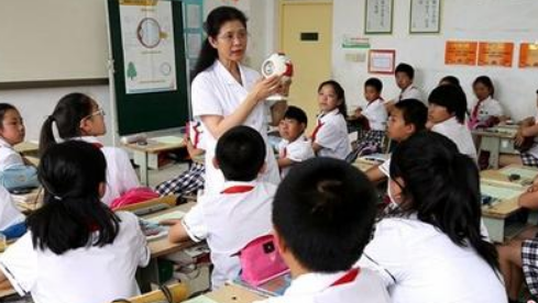 教育部：手机禁止带入课堂 课间必须让学生出教室远眺