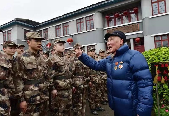 91歲老黨員給新兵上黨課