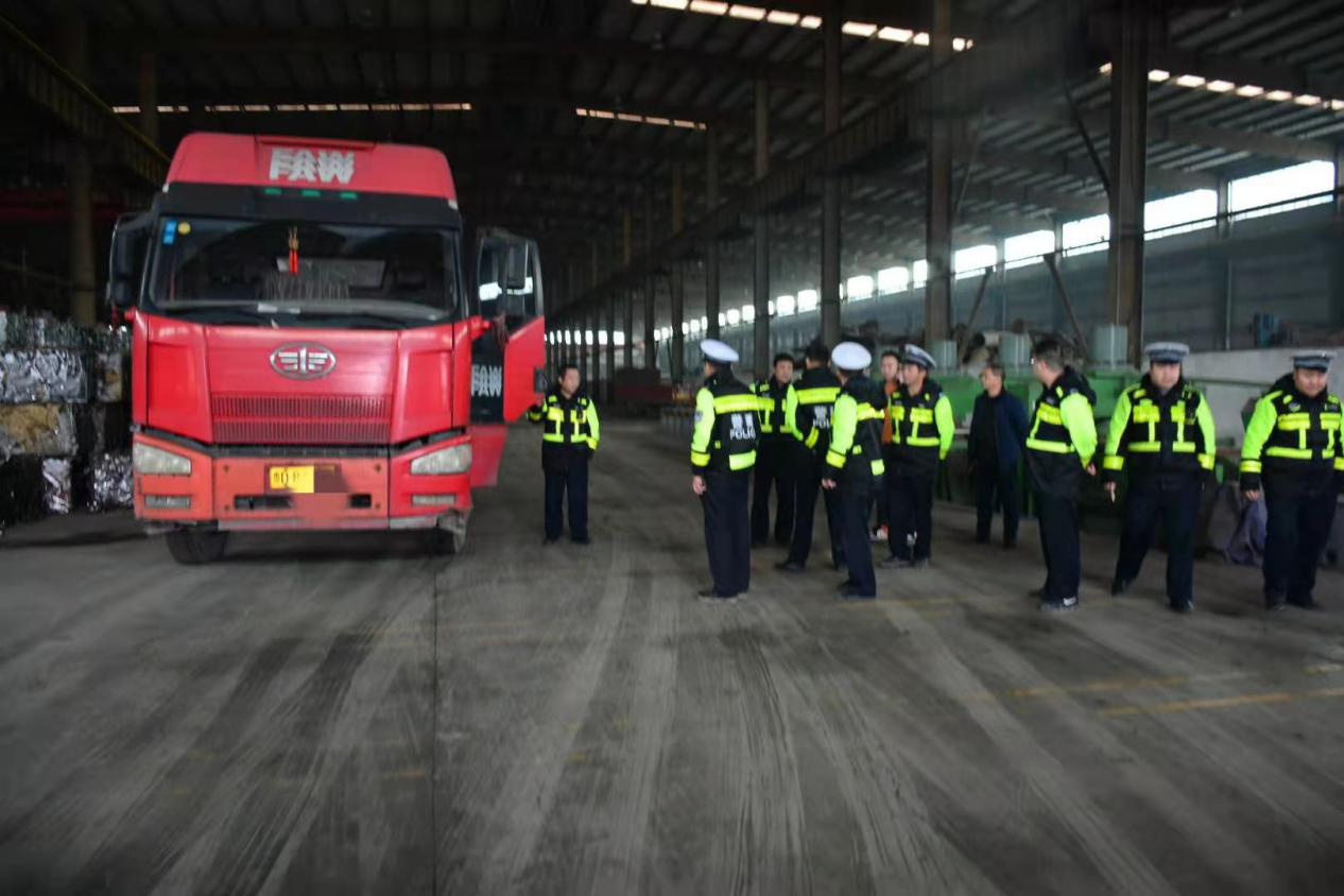 冷水江市交警大隊(duì)查獲四輛公安部督辦的假套牌車、查封車