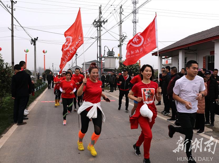 “微马”比赛现场。黄山钟宇 摄