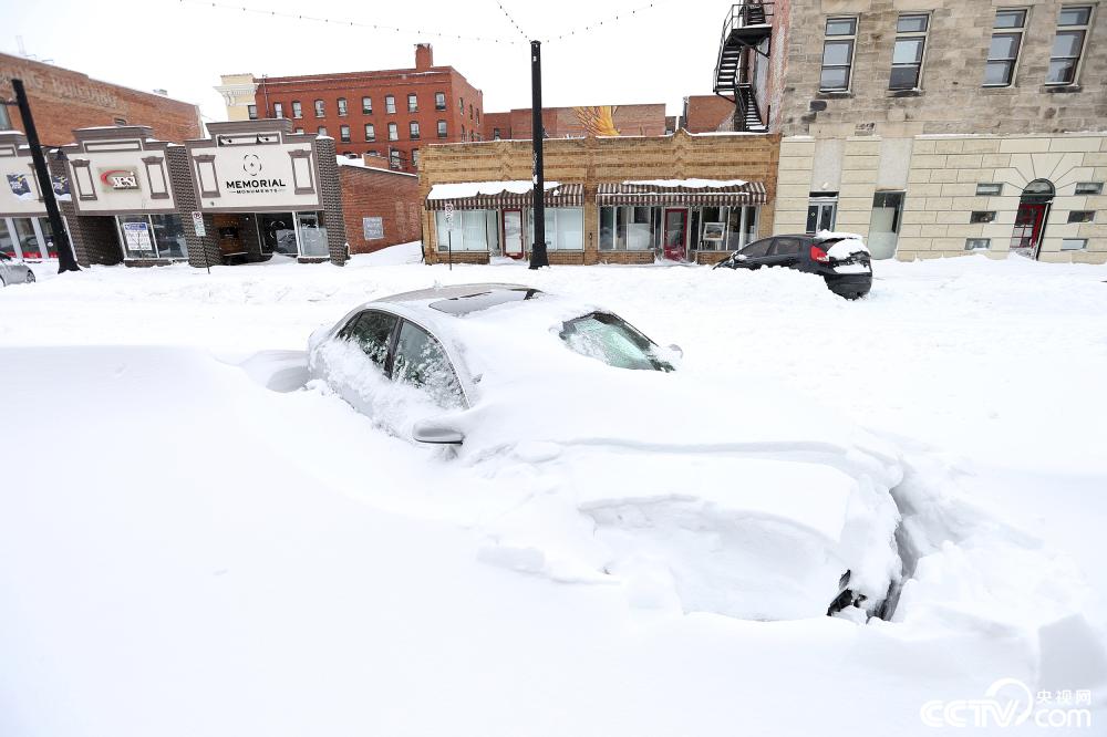 美国多地遭遇暴风雪天气