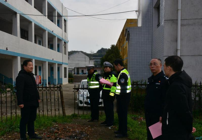 冷水江市筑牢學(xué)生交通安全“三大”防線