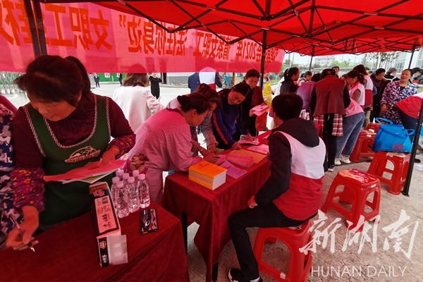 双牌：情系女职工 法在你身边