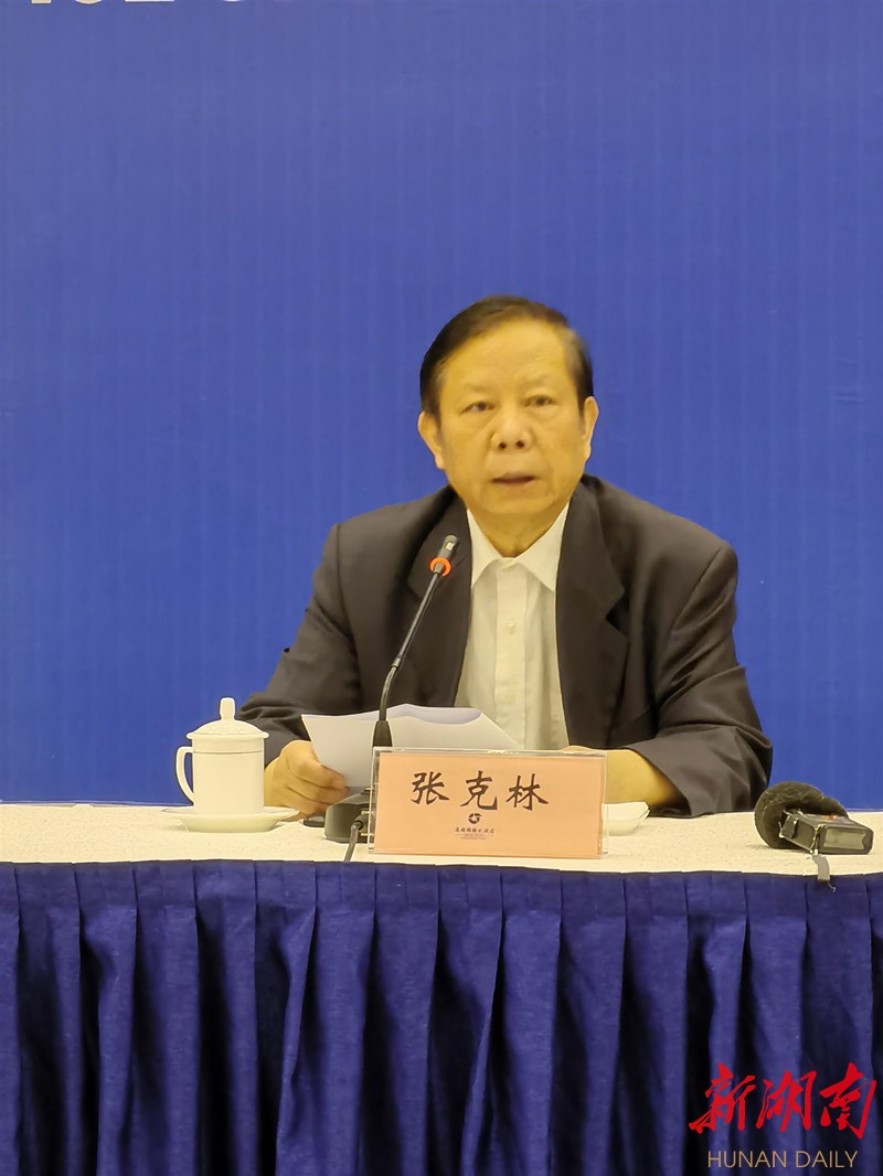 中国机械工业联合会执行副会长张克林代表展会主办方作新闻发布.