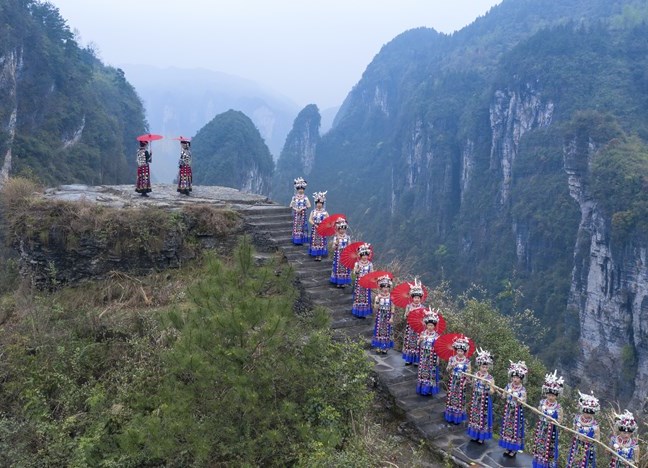 矮寨不矮 时代标高③丨缤纷矮寨:彩练当空，风景独好