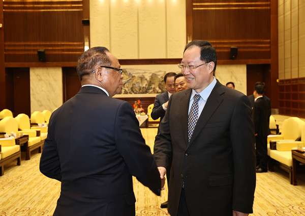 毛伟明会见葡语六国驻华使节 李微微参加