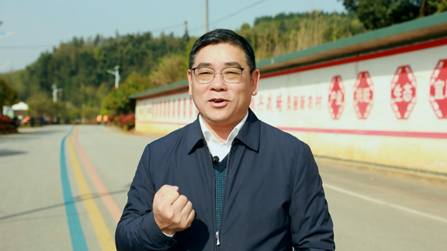 李建军为"最美农村路"打call