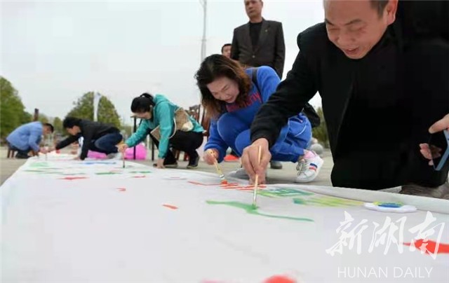 大手小手共绘百米画卷韶山献礼建党百年