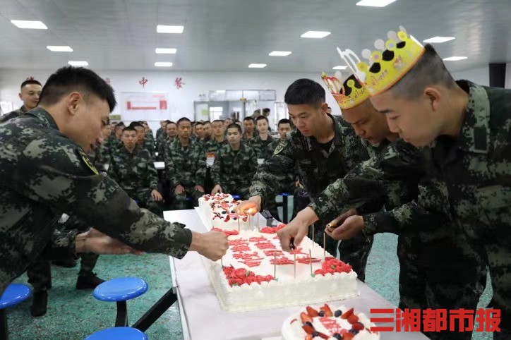 暖心14名武警新兵集體慶生200餘名戰友送祝福