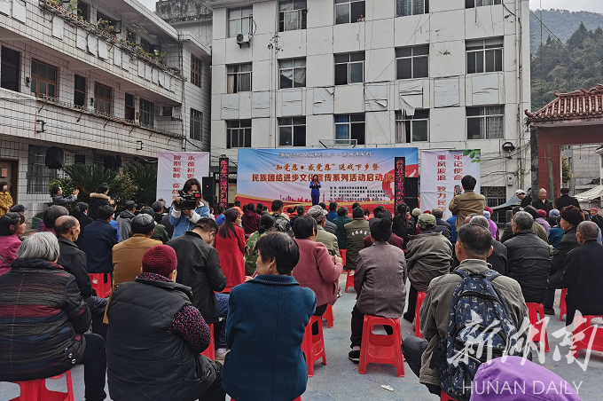 黎治國 李德鑫)3月28日上午,桑植縣陳家河鎮巖屋口村文化服務中心人頭