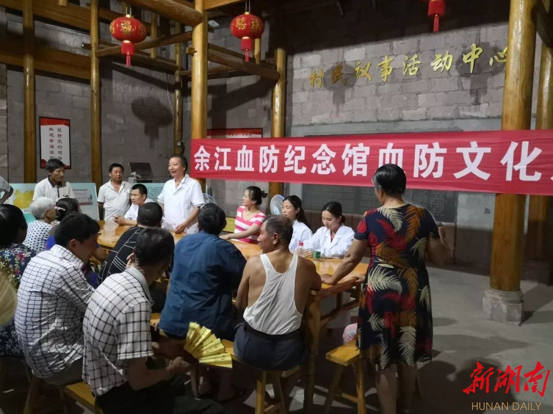 图为余江血防纪念馆讲解员讲解血防文化。