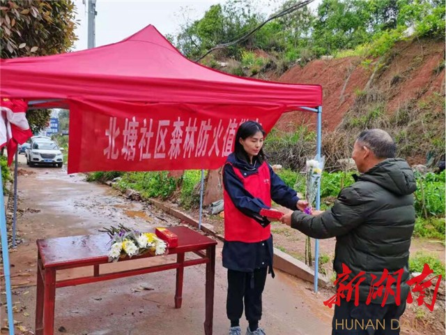 南托街道:鲜花换爆竹 文明祭祀倡新风