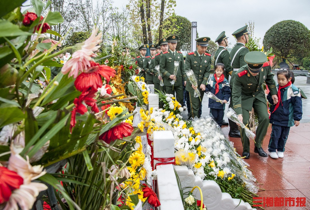 岳阳市张超烈士铜像前2位少先队员献上了红领巾