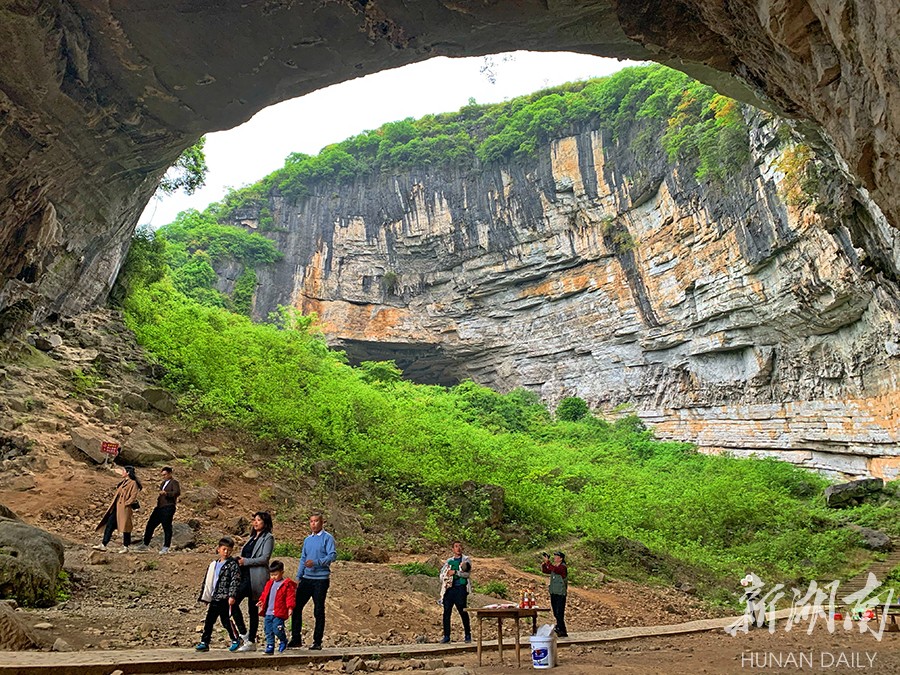 月岩属石灰岩溶洞