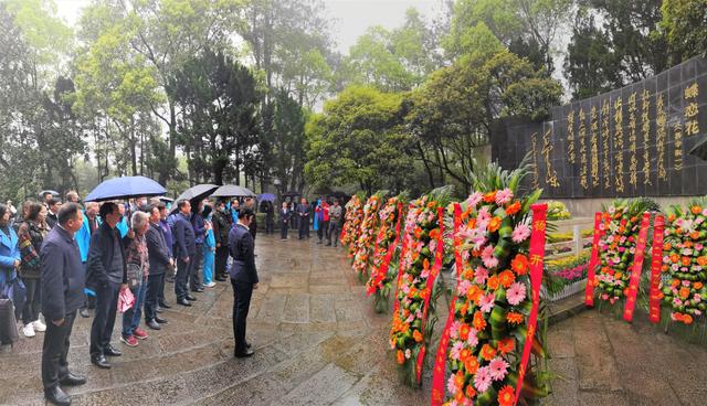 毛新宇携全家回开慧镇祭扫：“分别两年，长沙又有大变化”