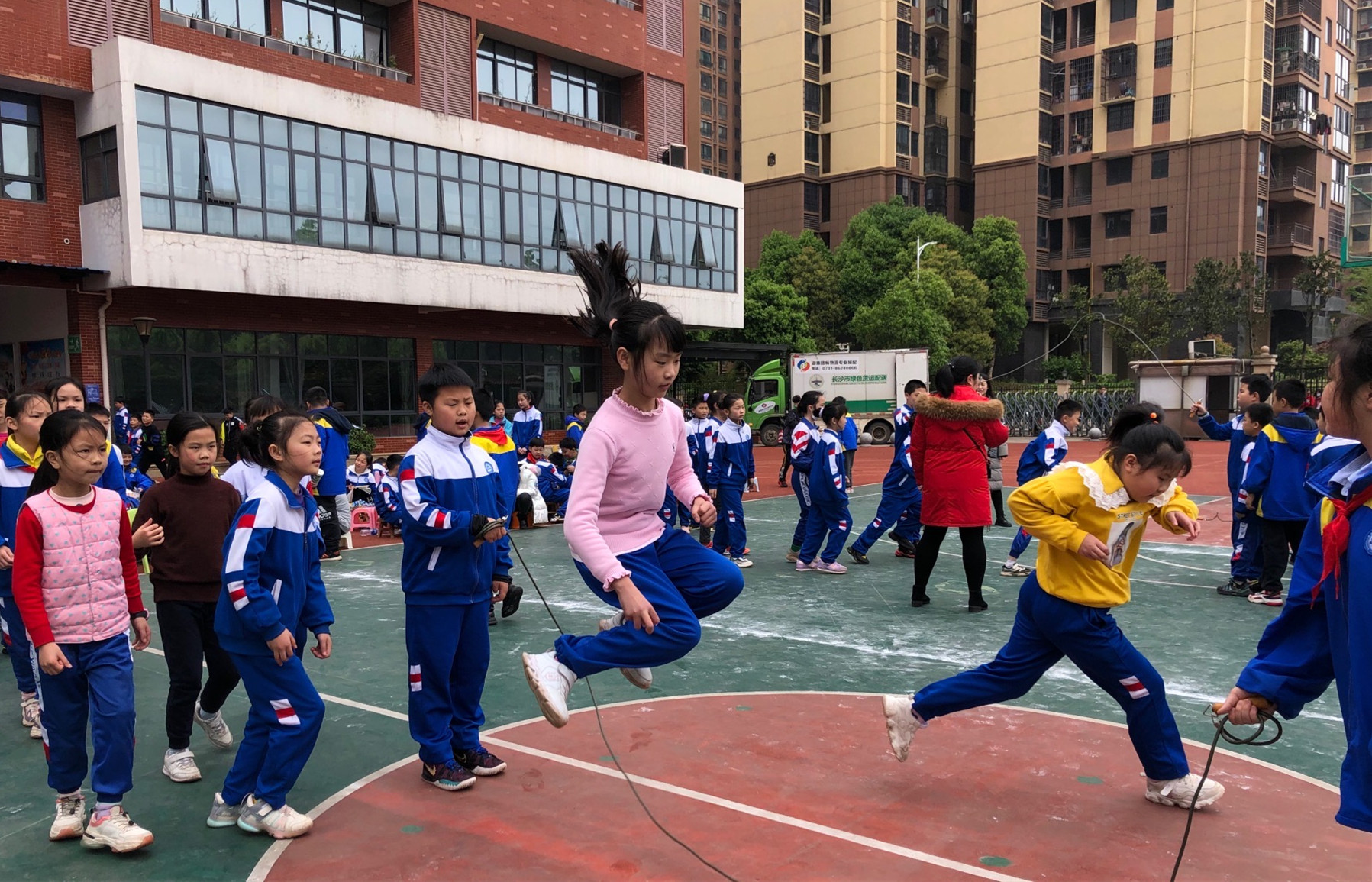 “绳”跃童年 长沙浏阳河小学举行春季趣味跳绳比赛